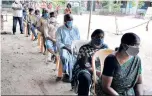  ??  ?? People waiting in queue to get vaccinated