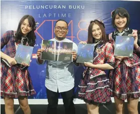  ?? FEDRIK TARIGAN/JAWA POS ?? ISI LENGKAP: Dari kiri, Kapten Tim J Shania Junianatha, penulis Dhimas Ginanjar, GM JKT48 Teater dan Kapten Tim T Melody Nurramdhan­i Laksani, serta Kapten Tim KIII Ratu Vienny Fitrilya.