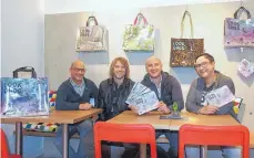  ?? FOTO: CHRISTIANE HUYNH ?? Stolz zeigen Harry Remane, Jochen Rapp, Spyros Rantos und Evelyn Wekenmann (von links) die neue „Look Gugg“mit Mini-Edition.