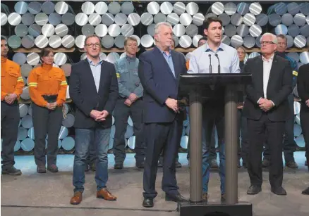  ?? JACQUES BOISSINOT LA PRESSE CANADIENNE ?? Le premier ministre du Canada, Justin Trudeau, et le premier ministre du Québec, Philippe Couillard, étaient de passage lundi à une usine d’aluminium de Rio Tinto au Saguenay.