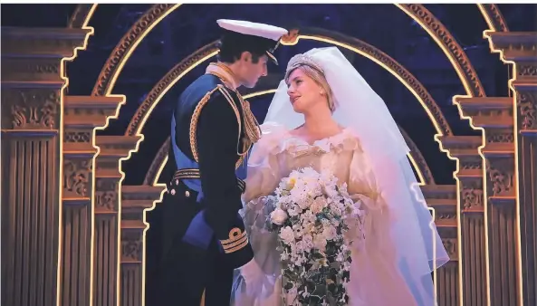  ?? FOTO: PICTURE ALLIANCE/EVERETT COLLECTION ?? Eine Szene aus dem Musical: Roe Hartrampf spielt Prince Charles, Jeanna de Waal ist Diana.