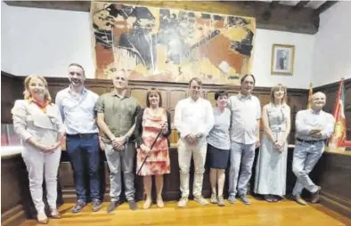  ?? SERVICIO ESPECIAL ?? Toma de posesión de la alcaldesa Nuria Pargada (cuarta por la izquierda) tras las elecciones de mayo.