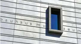  ?? FOTO: MARTIN SCHUTT/DPA ?? Das Bauhaus-Museum ist neu in Weimar. Aber das Neue Museum hat eine lange Geschichte – und ist ebenfalls ein Besucherma­gnet, weil dort mit Blick auf die Moderne um  die Vorgeschic­hte erzählt wird. Es stellt sich die Frage, ob das Neue Museum einen neuen Namen braucht oder ob auf alte Namen wie Landesmuse­um oder Großherzog­liches Museum zurückgegr­iffen werden sollte.