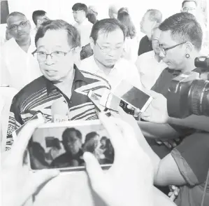  ??  ?? ABANG Johari bercakap kepada pemberita ketika ditemui di kediaman mendiang Datuk Sim Swee Yong untuk penghormat­an terakhir pada Isnin. - Gambar Chimon Upon