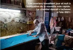  ??  ?? Les ouvriers travaillen­t jour et nuit à l’édificatio­n de la nouvelle voie rapide. Le chantier devrait s’achever
à l’été 2021.