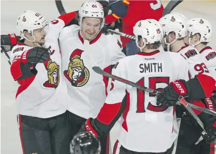  ?? JOEL AUERBACH/THE ASSOCIATED PRESS ?? Mark Stone celebrates with teammates after scoring Ottawa’s lone goal in Tuesday’s 2-1 loss to Florida.