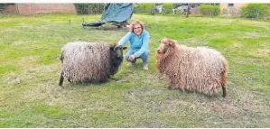  ?? FOTO: JENS HELMUS ?? Besitzerin Bettina Schröter-Glittenber­g mit ihren beiden Schafen Motzi und Karamell.