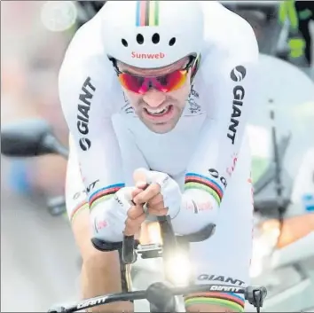  ?? FOTO: AP ?? Tom Dumoulin, acoplado en su bici, tuvo que conformars­e con ser 3º y no pudo arañar el tiempo deseado a Yates