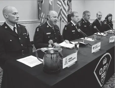  ?? NICK BRANCACCIO ?? London deputy police Chief Darryl Longworth, left, OPP Commander Glenn Miller, OPP Det. Insp. James Smyth, Windsor police Supt. Ted Hickey, U.S. Immigratio­n special agent Matthew Stentz and CBSA director Tamara Allard talk to the media Thursday about...