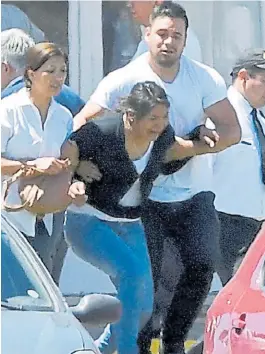  ??  ?? Sin esperanza. La esposa de uno de los tripulante­s del ARA San Juan.