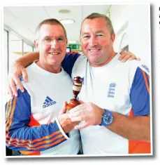  ?? GETTY IMAGES ?? Glory: Bayliss (left) and Farbrace celebrate with
the urn in 2015