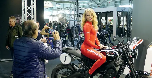  ??  ?? Binomio inscindibi­le Una bella ragazza immortalat­a a cavallo di una Yamaha esposta ieri al Motor Bike Show (Sartori)