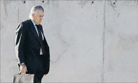  ?? JJGUILLEN / EFE ?? José Luis Bárcenas a la entrada en la Audiencia Nacional antes de que el fiscal hiciera públicas sus conclusion­es