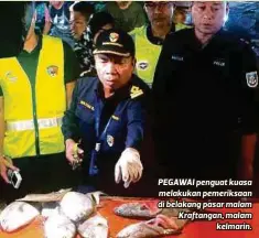  ??  ?? PEGAWAI penguat kuasa melakukan pemeriksaa­n di belakang pasar malam Kraftangan, malam
kelmarin.