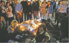  ??  ?? Un grupo de personas encendió velas en Tel Aviv, Israel, en memoria de las víctimas del ataque realizado el sábado contra una sinagoga, en EU.