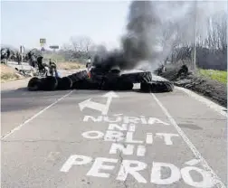  ?? Marc Trilla / Europa Press ?? Ruedas quemadas en el acceso a la cárcel de Lledoners, ayer.