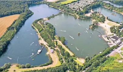  ??  ?? Blick von oben auf die beliebte Wasserskia­nlage in Langenfeld-Berghausen. Die Seilbahn ist täglich bis zur Dunkelheit geöffnet. Das Seehaus ist für Besucher täglich ab 11 Uhr geöffnet, sonntags ab 9 Uhr. Wenn jetzt der Frühling kommt, macht die wilde...