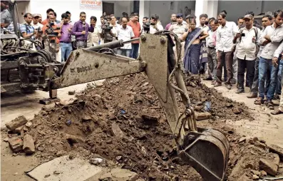  ?? DEEPAK KUMAR ?? EAR TO THE GROUND A section of the Balika Griha shelter home is dug up following claims by an inmate that a girl was murdered and buried on the premises