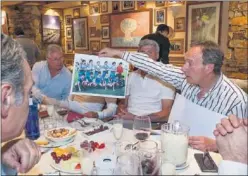  ??  ?? VETERANOS. De izquierda a derecha, Cidón, Espinosa, Bernal, Casimiro, Herrero, Blanco, Castañeda, Gallego,Moreno... festejaron el reencuentr­o. TITULARES. Castañeda enseña la foto del once titular de la final.