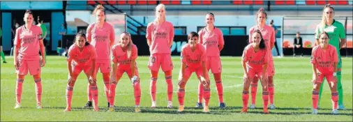  ??  ?? El once titular Real Madrid femenino posa antes del inicio de un partido esta temporada en la Liga Iberdrola.