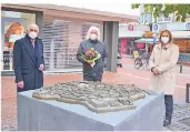  ?? FOTO: DIN ?? Helmut Dismer, Egbert Boerken und Michaela Eislöffel vor dem Stadtmodel­l Dinslaken auf dem Neutorplat­z.