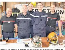  ??  ?? Samuel Le Bihan, à droite, et quelques pompiers du centre de secours.