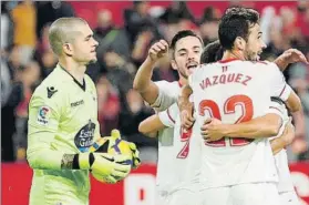  ?? FOTO: EFE ?? Los jugadores del Sevilla, celebrando el 1-0 de Ben Yedder ante la decepción de Rubén