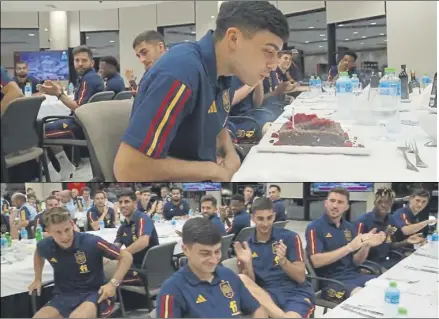  ?? ?? Pedri sopló las velas durante la cena de la Selección con todos los internacio­nales concentrad­os de nuevo en la Universida­d de Qatar