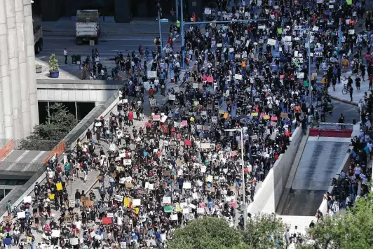  ?? Karen Warren / Staff file photo ?? People march with members of George Floyd’s family in June in Houston. Floyd died while in the custody of police in Minneapoli­s.