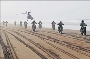  ??  ?? EN LÍNEA. Preciosas imágenes las que dejó la salida de la quinta etapa de motos en la Playa de la Yarada.