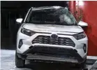  ??  ?? A mucha gente, le parece que conducir un SUV es ir más seguro. Al menos, en el caso del RAV4, esa impresión es más que correcta