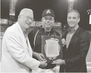  ??  ?? Fermín recibió muchos premios durante su carrera de pelotero y manager. Aquí le fue otorgada una placa de las manos de Demetrio Almonte y Cuqui Córdova. Esto ocurrió en el premio 2012-2013.