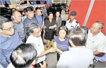  ??  ?? Chief Minister Datuk Seri Mohd Shafie Apdal (third from left) conveying his condolence­s to Datuk Stephen Wong’s widow Datin Florence Chong at the Queen Elizabeth Hospital 1 yesterday.