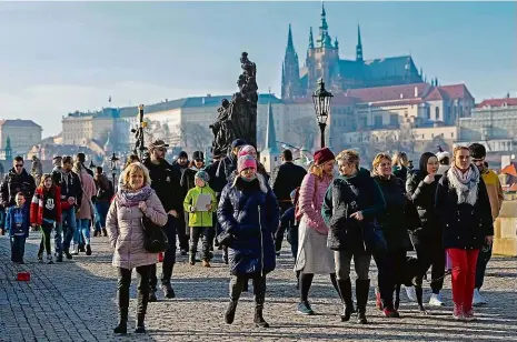  ?? Foto: Tomáš Krist, MAFRA ?? Stovky lidí se šly v sobotu projít na Karlův most, rouška tam byla k vidění výjimečně, rozestupy se také moc nedodržova­ly.