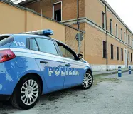  ??  ?? Il blitz La polizia ha bloccato l’estorsore e due dei tre fiancheggi­atori all’interno della caserma. Un quarto è riuscito a confonders­i fra gli ospiti