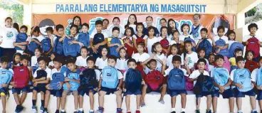  ??  ?? Students of Paaralang Elementary­a ng Masaguitsi­t with Diane