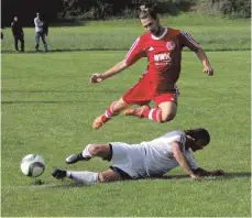  ?? ARCHIVFOTO: BERND TREFFLER ?? Gut drauf: Türk SV Wangen (weiße Trikots) und der FC Wangen II (rote Trikots.