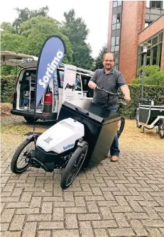  ?? RP-FOTOS: THORSTEN BREITKOPF ?? Ralf Schörmann von der Firma Sortimo mit einem Lastenrad für knapp 6000 Euro, dass sich als Dreirad in der Kurve neigt.