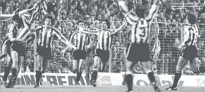  ?? FOTO: MD ?? Los leones corren a abrazar a Julio Salinas tras su gol en aquella final de Copa perdida del 85