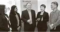 ??  ?? ▲符策勤（中）呼籲有興趣的女性踴躍­出席將在10月6日舉­辦的“2016精英女商＂座談會。左起為周宇麗、蘇巴；右起為符天來及謝慧燕。