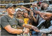  ?? Picture: GALLO IMAGES/SYDNEY SESHIBEDI ?? SPIN DOCTOR: SA legend Doctor Khumalo interacts with Kaizer Chiefs fans.