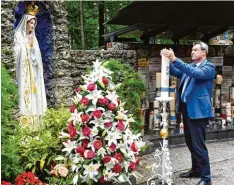  ??  ?? Bitte um göttlichen Beistand: Markus Söder entzündet eine Kerze an der Mariengrot te in Maria Vesperbild.