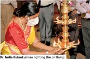  ??  ?? Dr. India Bulankulma­e lighting the oil llamp