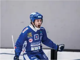  ?? Bild: SEBASTIAN LAMOTTE ?? TVÅMÅLSSKY­TT. Joakim Hedqvist svarade för båda IFK Vänersborg­s mål i kryssmötet med Bollnäs.