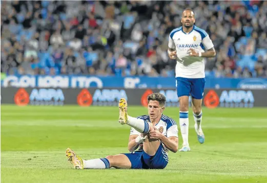  ?? TONI GALÁN/GUILLEMO MESTRE ?? Giuliano Simeone se duele de su lesión en la rodilla izquierda.