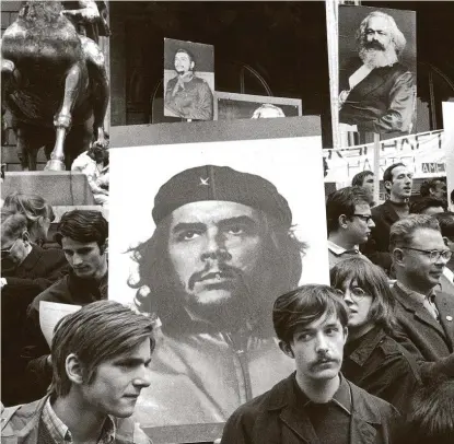  ?? RUDOLF DIETRICH / SZ-PHOTO ?? Studenten demonstrie­ren 1968 in München – auf den Plakaten Porträts ihrer Helden Che Guevara oder Karl Marx.