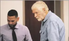  ?? MAMTA POPAT/POOL ARIZONA DAILY STAR ?? GEORGE ALAN KELLY (right) walks over to his lawyer during his arraignmen­t in Santa Cruz County Superior Court in Nogales, Ariz., on Monday,.