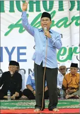  ?? UMAR WIRAHADI/JAWA POS ?? TERSEBAR: Ahmad Rubaie melakukan kampanye di lapangan Desa Pongangan, Kecamatan Manyar, kemarin.