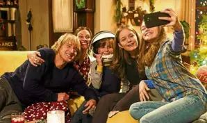  ??  ?? From left: Owen Wilson, Julia Roberts, Jacob Tremblay, Izabela Vidovic and Danielle Rose Russell in “Wonder”