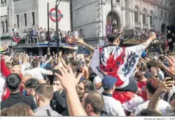  ?? JOSHUA BRATT / EFE ?? Aficionado­s ingleses en Trafalgar Square antes del choque.